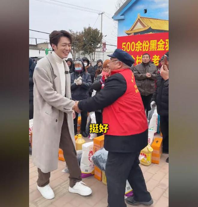 捐赠卫生室村民却让他把钱留着自己花瓦力游戏董先生回老家给465位老人(图10)