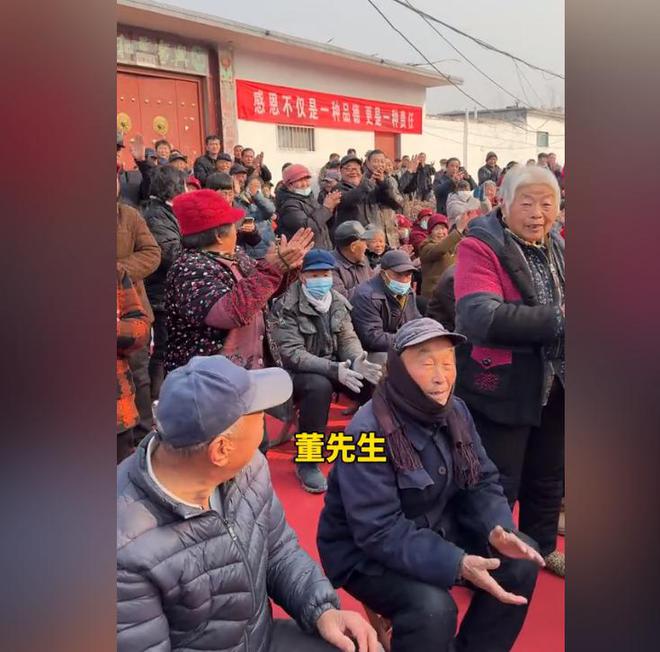 捐赠卫生室村民却让他把钱留着自己花瓦力游戏董先生回老家给465位老人(图3)