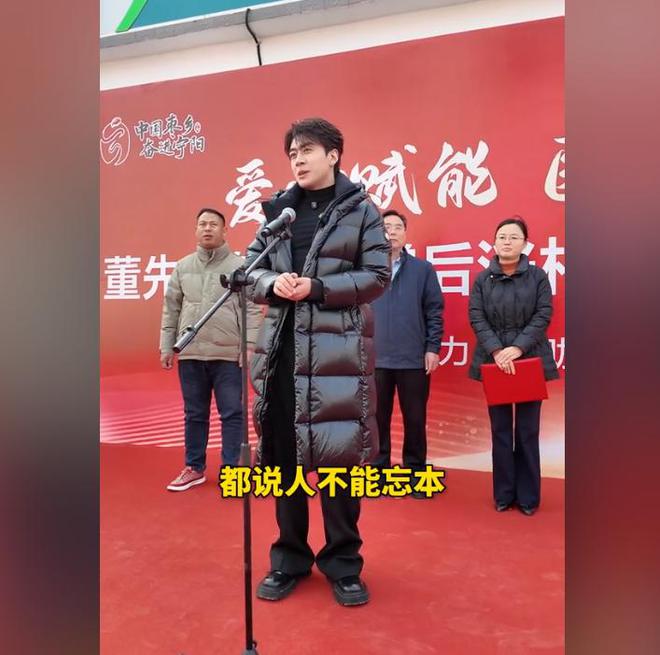 捐赠卫生室村民却让他把钱留着自己花瓦力游戏董先生回老家给465位老人(图18)