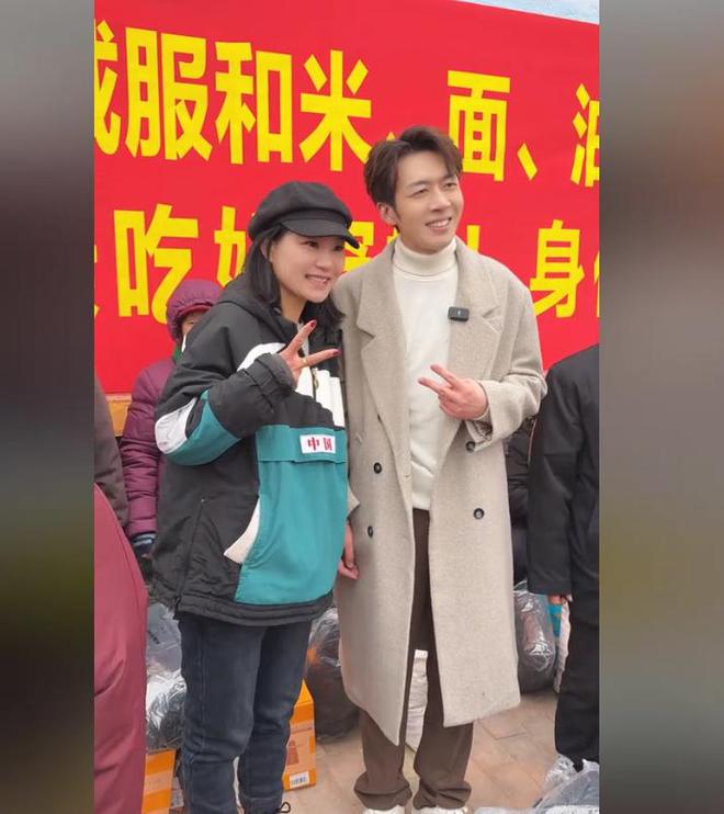 捐赠卫生室村民却让他把钱留着自己花瓦力游戏董先生回老家给465位老人(图12)