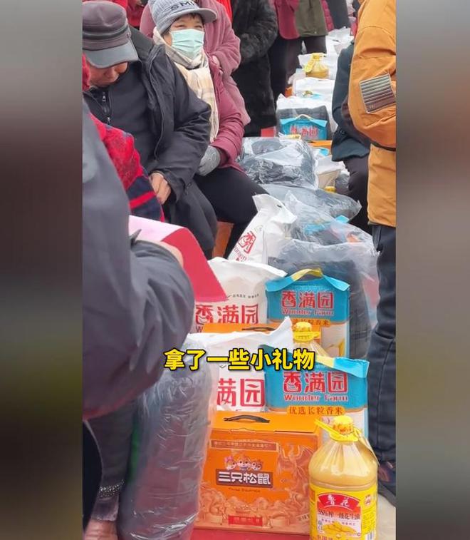 捐赠卫生室村民却让他把钱留着自己花瓦力游戏董先生回老家给465位老人(图16)