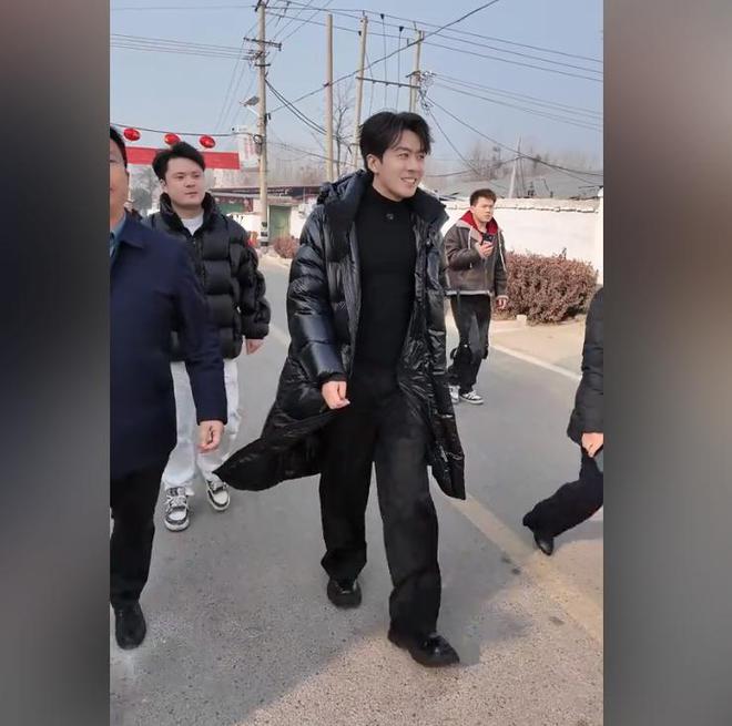 捐赠卫生室村民却让他把钱留着自己花瓦力游戏董先生回老家给465位老人(图13)