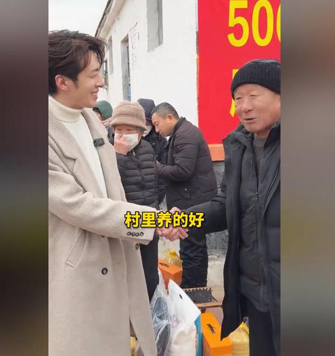 捐赠卫生室村民却让他把钱留着自己花瓦力游戏董先生回老家给465位老人(图19)